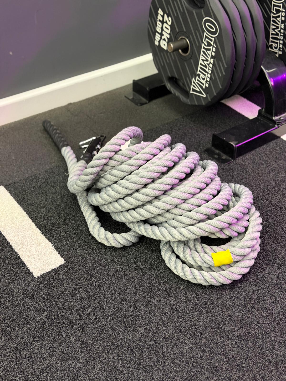 Aufgerolltes Zugseil für Schlittenziehen auf der markierten Sprintbahn im Functional-Fitness-Bereich des Invictus Gym Hamburg Bergedorf