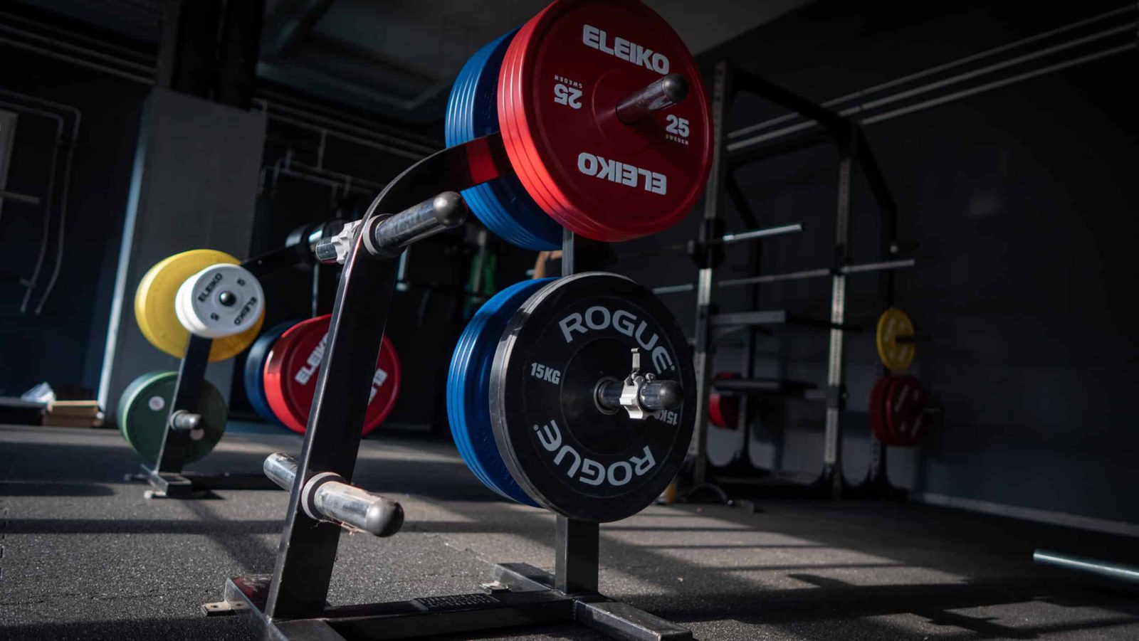 Eleiko Competition Rack mit farbigen Wettkampfscheiben im Invictus Gym Hamburg Bergedorf