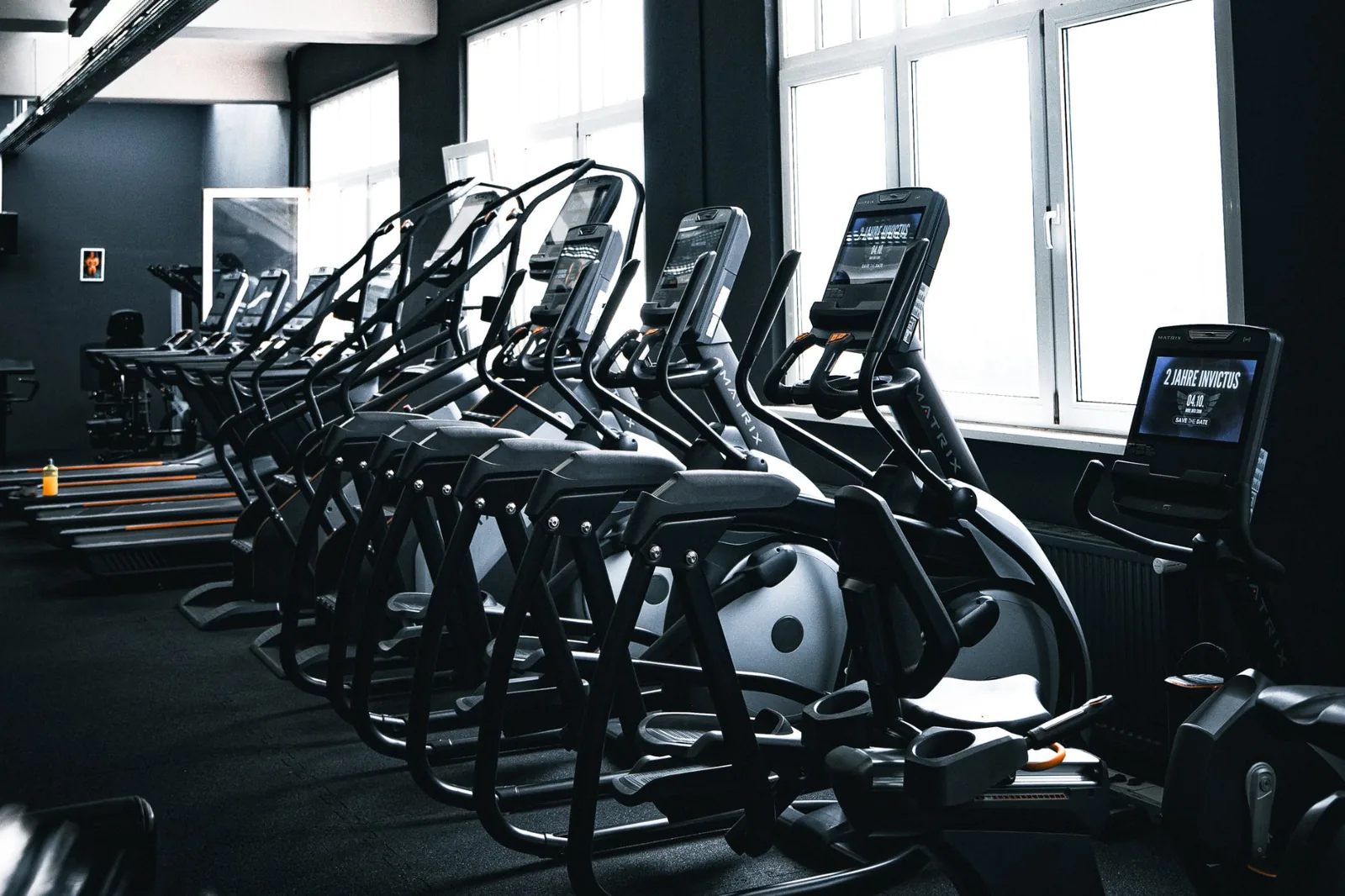 Crosstrainer und Cardiogeräte am Fensterband im Invictus Gym Hamburg
