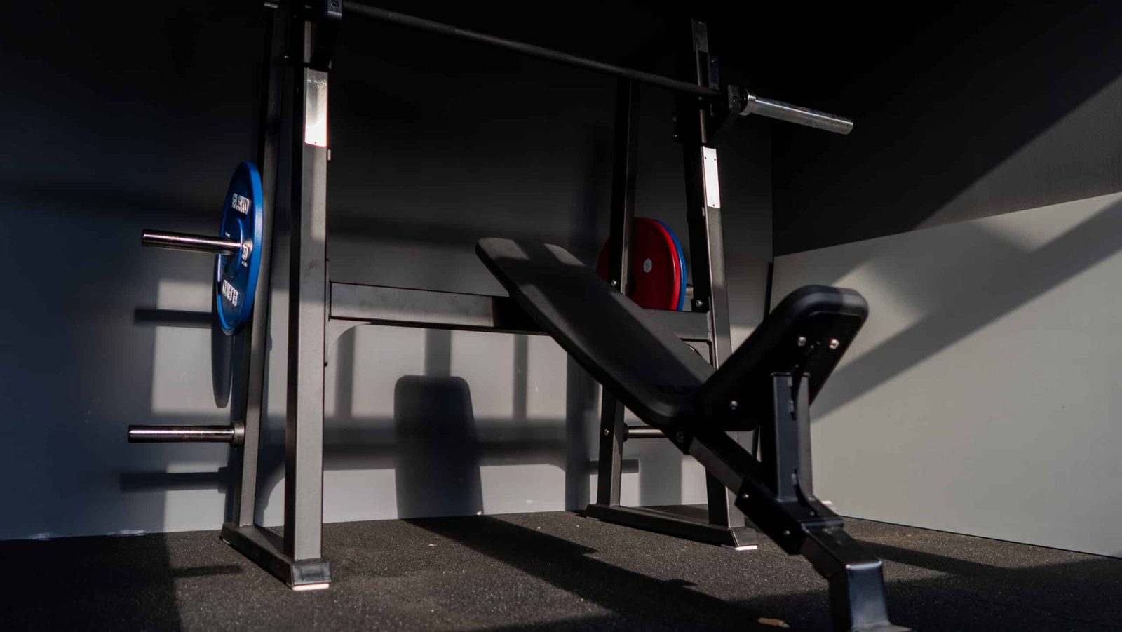 Eleiko Hantelstangen und kalibrierte Wettkampfscheiben auf Ständern im Powerlifting-Bereich