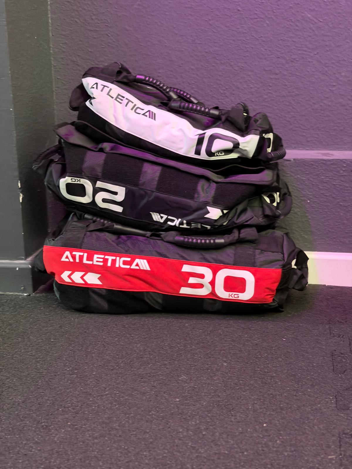 Gestapelte Sandbags in 10, 20 und 30 kg im Functional-Fitness-Bereich des Invictus Gym Hamburg Bergedorf
