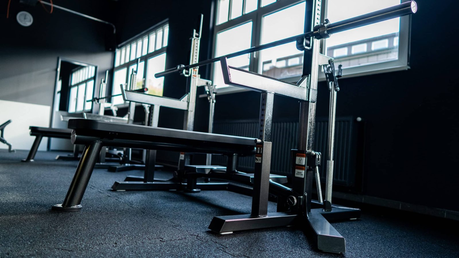 Eleiko Power Rack mit Langhantel und Scheibenbäumen im Powerlifting-Bereich