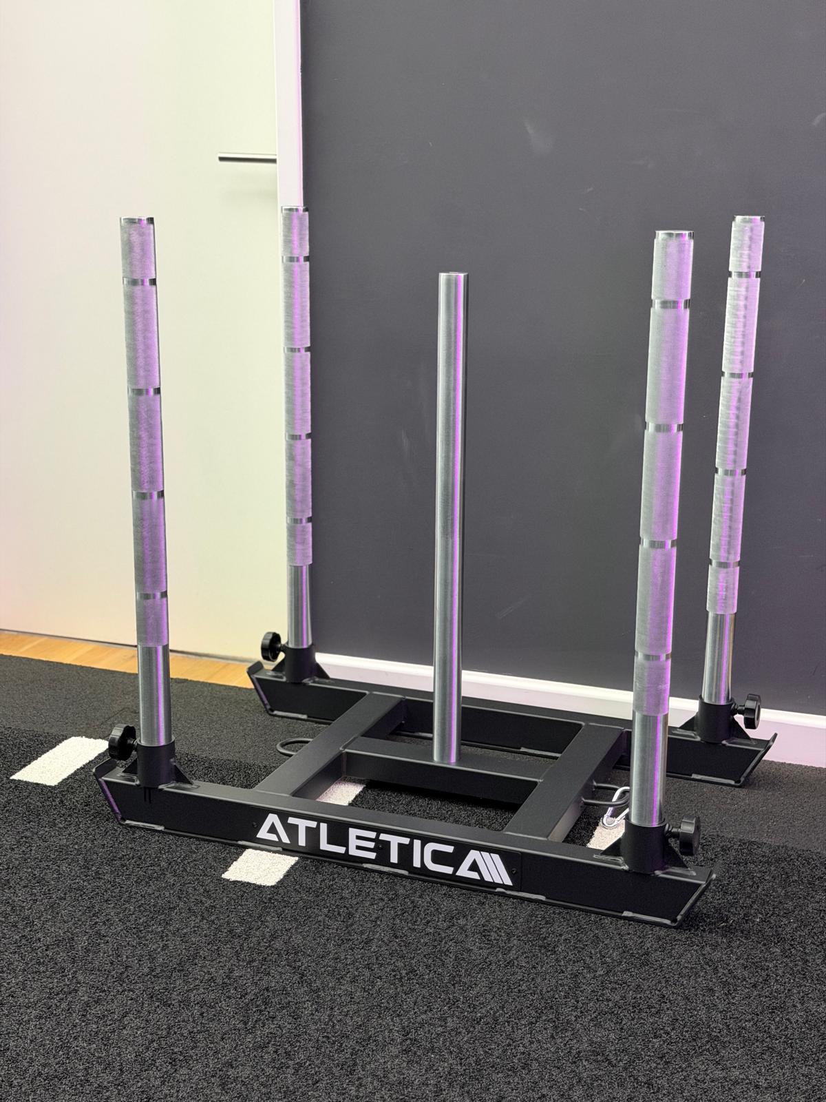 Schwarzer Gewichtsschlitten auf der markierten Kunstrasenbahn im Functional-Fitness-Bereich des Invictus Gym Hamburg Bergedorf