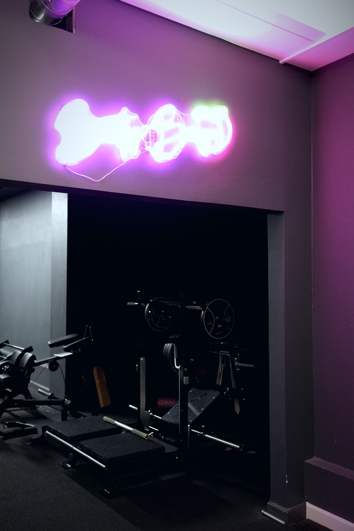 Bootyraum mit Neon-Schriftzug im Invictus Gym Hamburg Bergedorf
