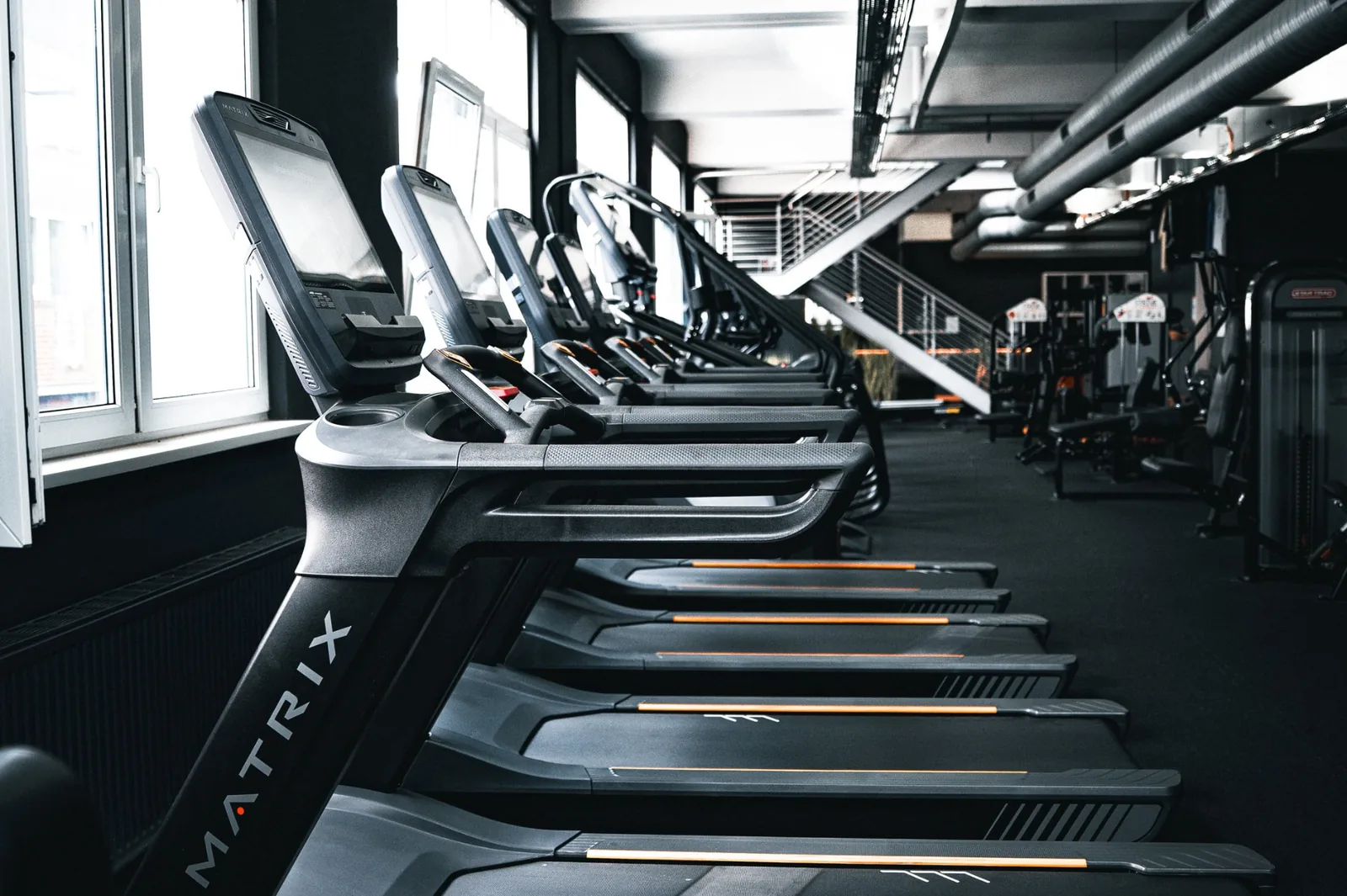Laufbänder am Fensterband auf der Cardiofläche im Invictus Gym Hamburg