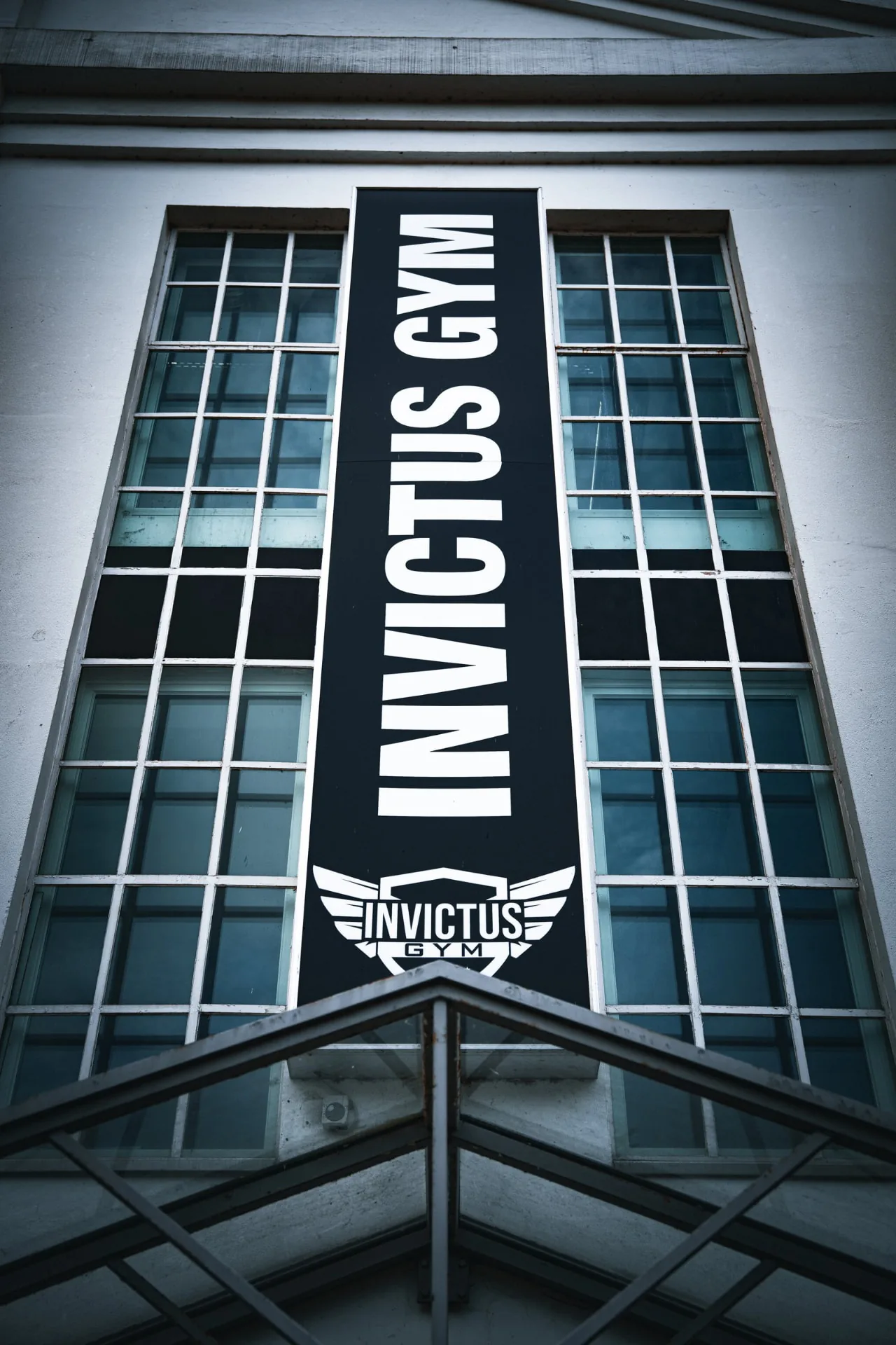 Fassade des Invictus Gym in Hamburg Bergedorf mit großem Invictus-Gym-Banner über dem Eingang