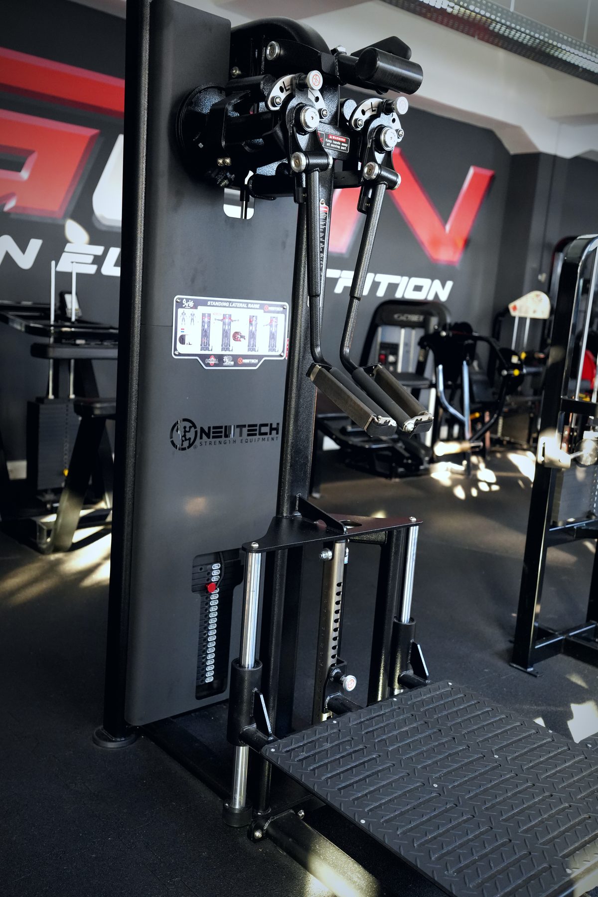 Newtech Standing Lateral Raise im Invictus Gym Hamburg