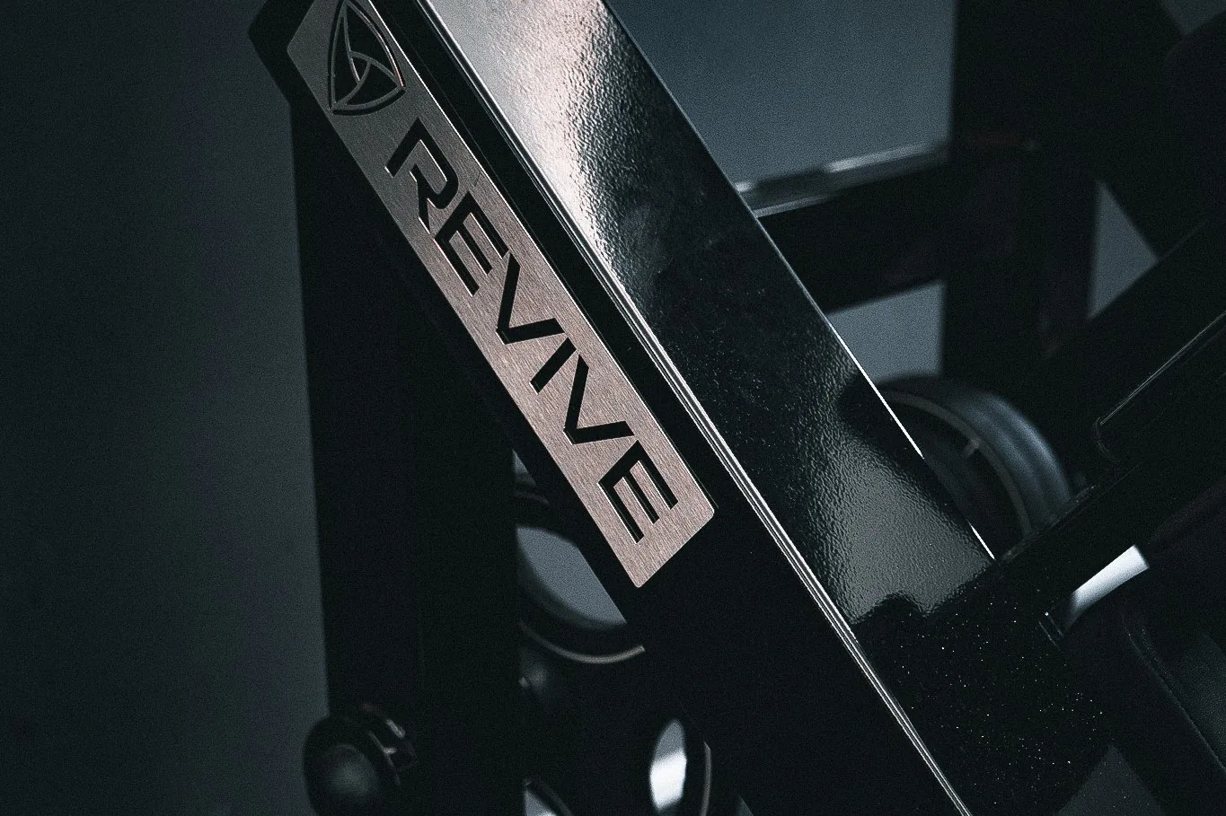 Revive Markenschild an einem Trainingsgerät im Invictus Gym Hamburg