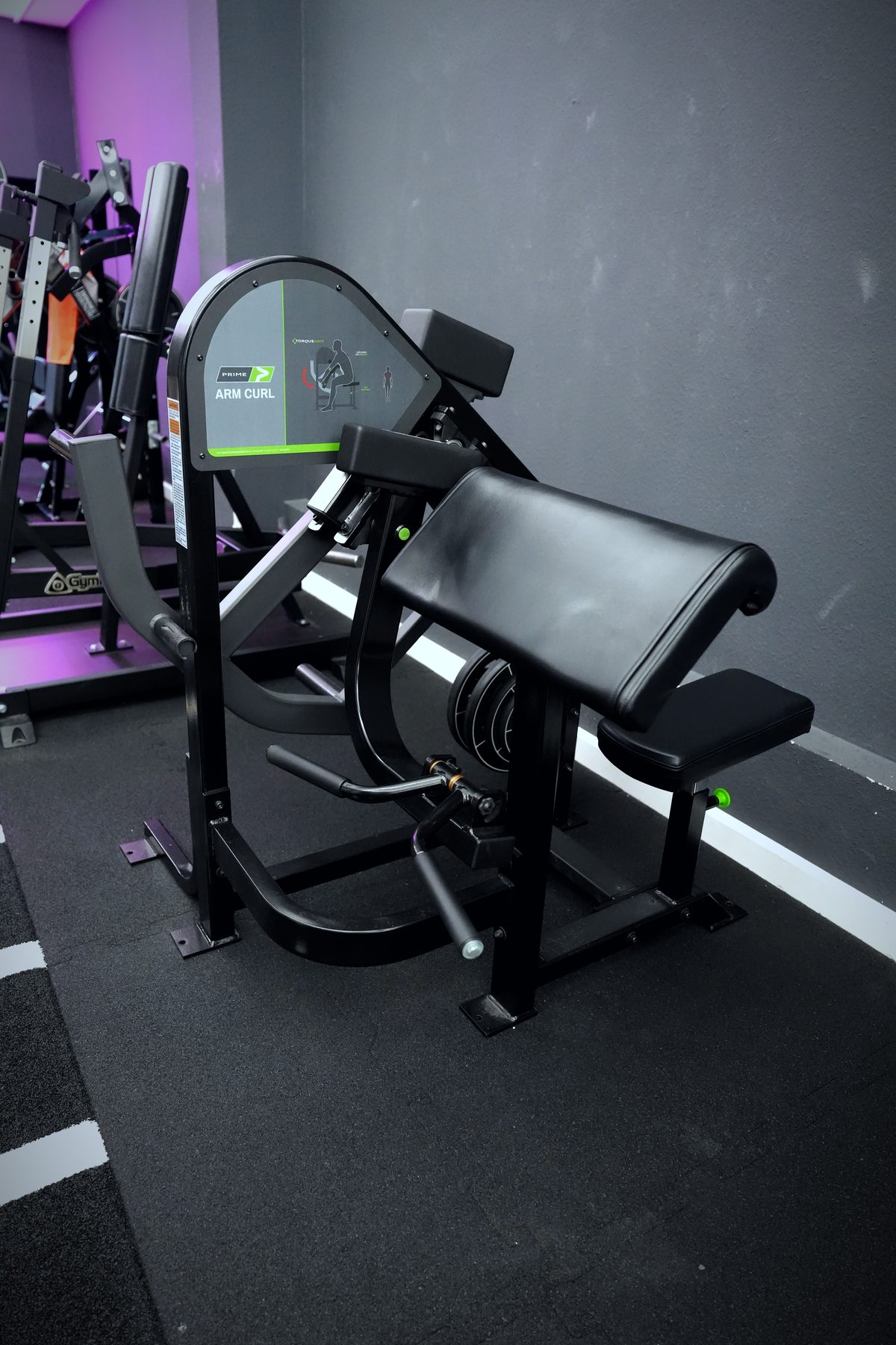 Prime Arm Curl Maschine im Invictus Gym Hamburg Bergedorf