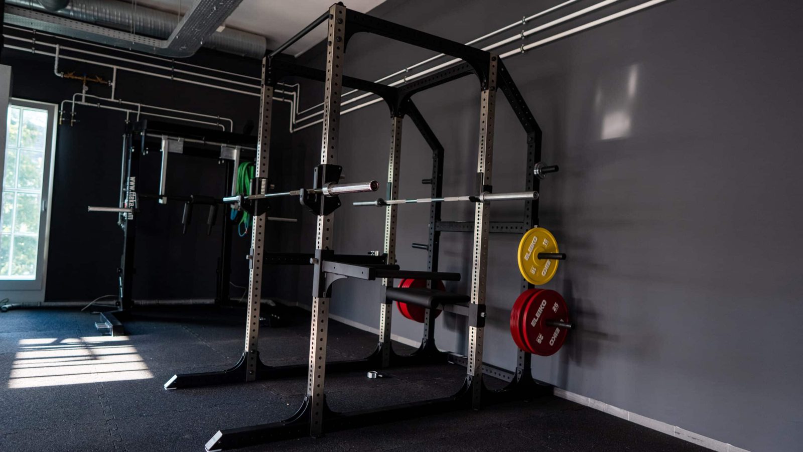 Eleiko Schriftzug auf dem Wettkampf-Equipment im Powerlifting-Bereich des Invictus Gym