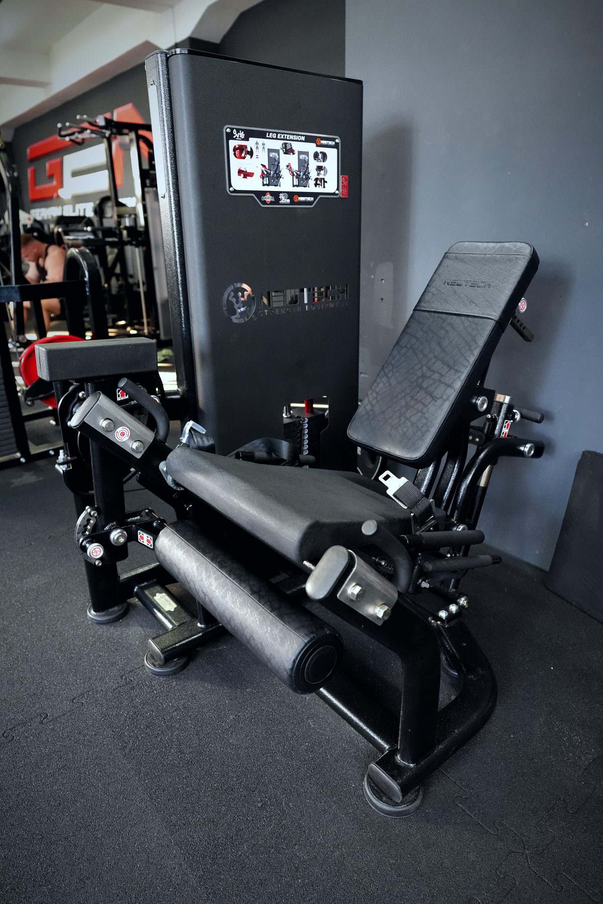 Newtech Leg Extension im Invictus Gym Hamburg