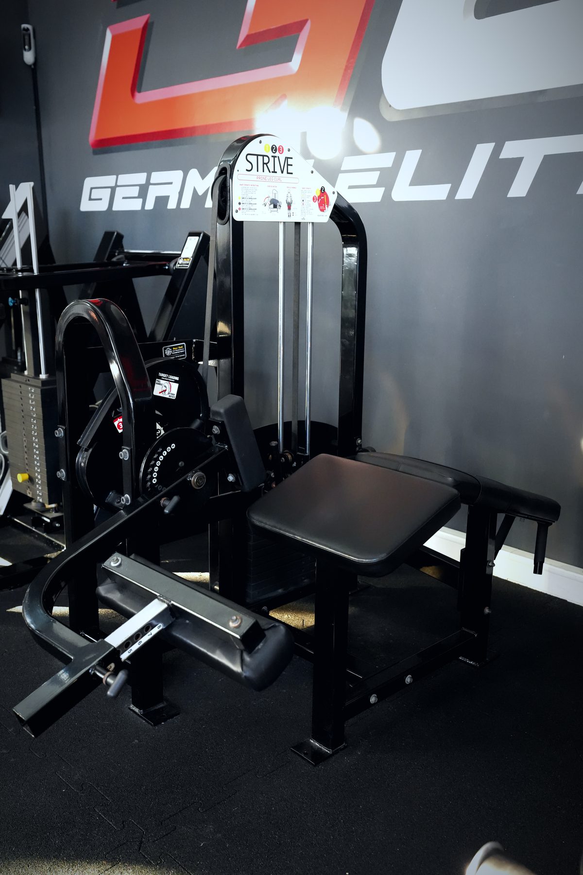 Strive liegender Beinbeuger im Invictus Gym Hamburg Bergedorf